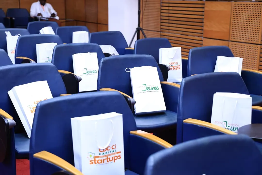 Salle préparée avec les supports CDC-CI Capital et Agence Emploi Jeunes