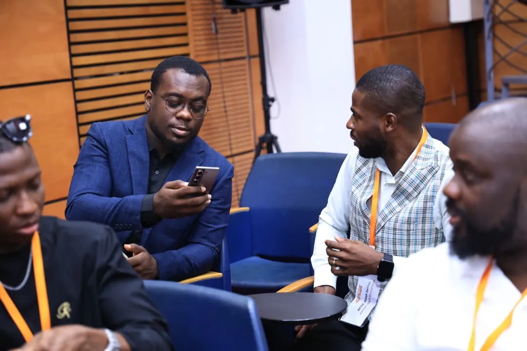 Participants au PAES 2026 échangeant dans la salle de formation